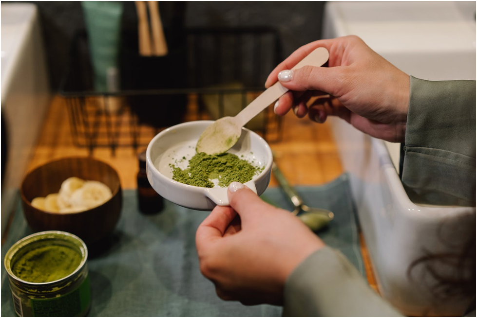 Green Vein Kratom in a bowl