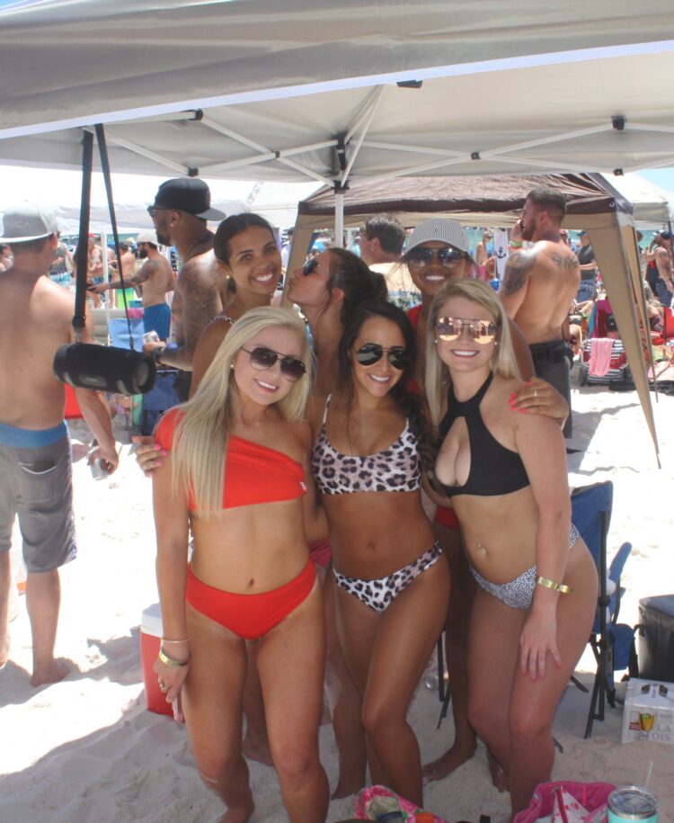 Lainey Wilson Bikini photo with her friends